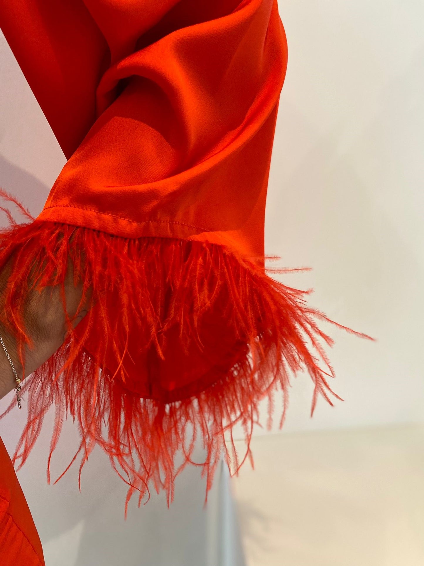 Robe courte décoltée et ceinturée à la taille rouge Carole