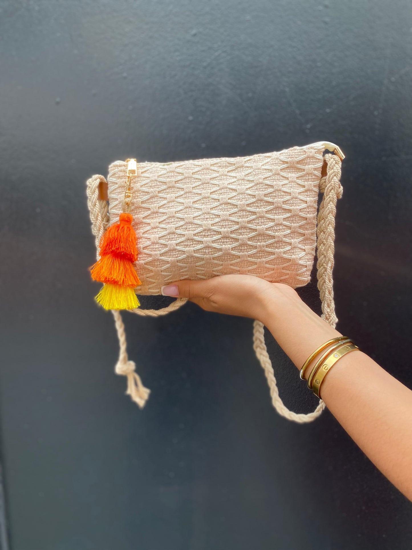 Sac beige, raphia pompon