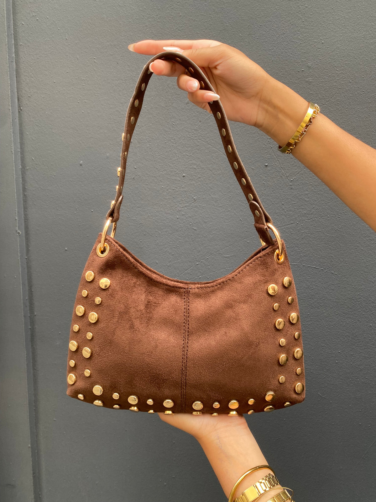 Petit sac brun, clouté