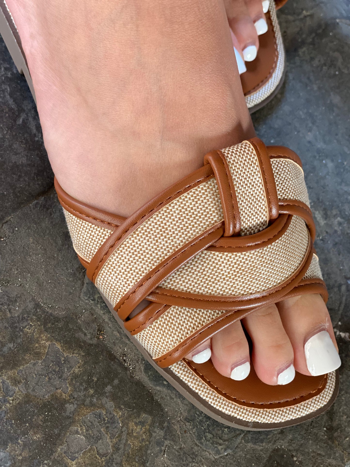 Claquettes, raphia, cuir