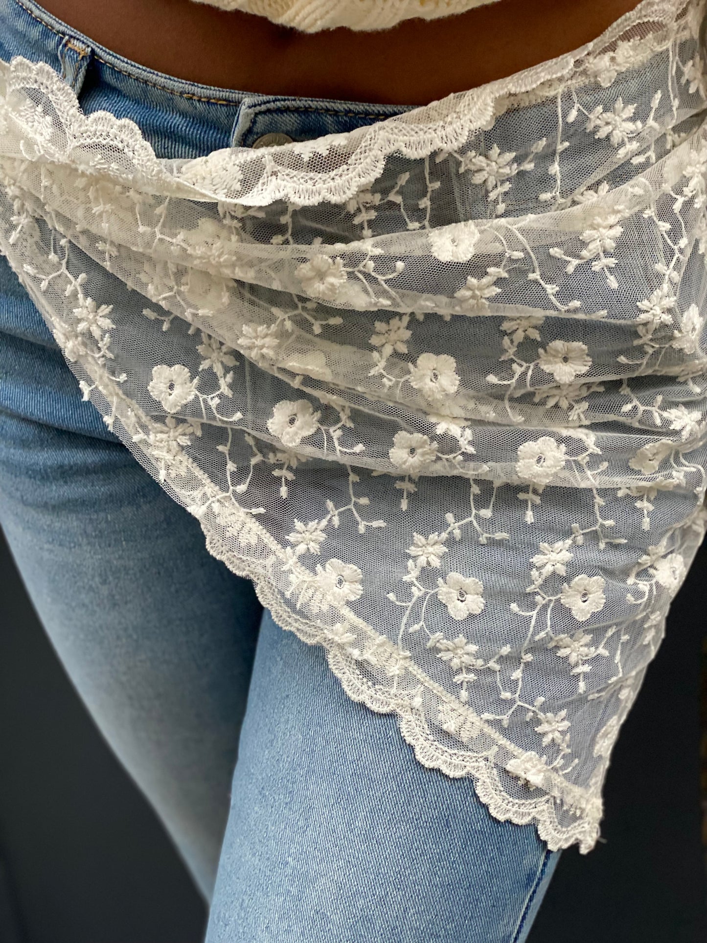 Foulard, triangle en dentelle