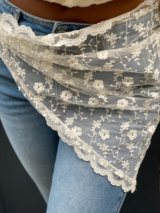 Foulard, triangle en dentelle