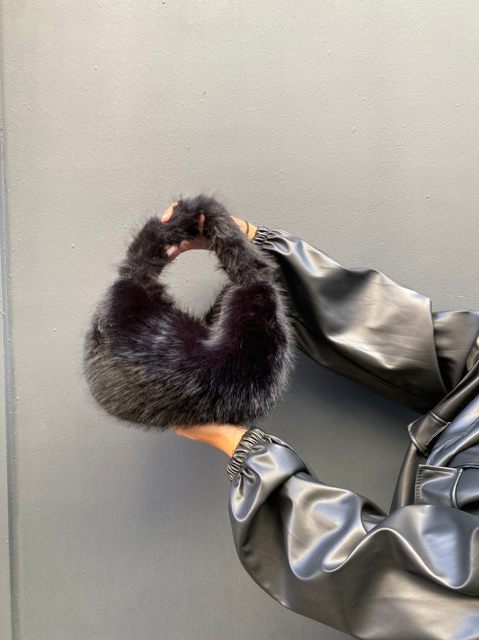 Sac en fourrure noire