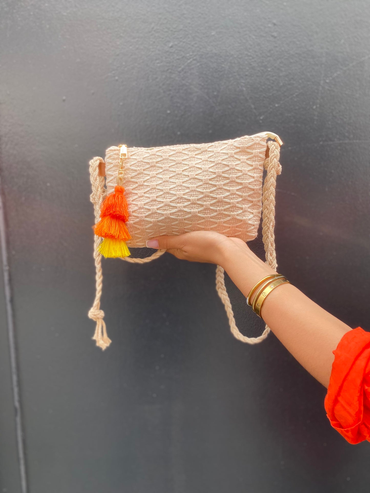 Sac beige, raphia pompon