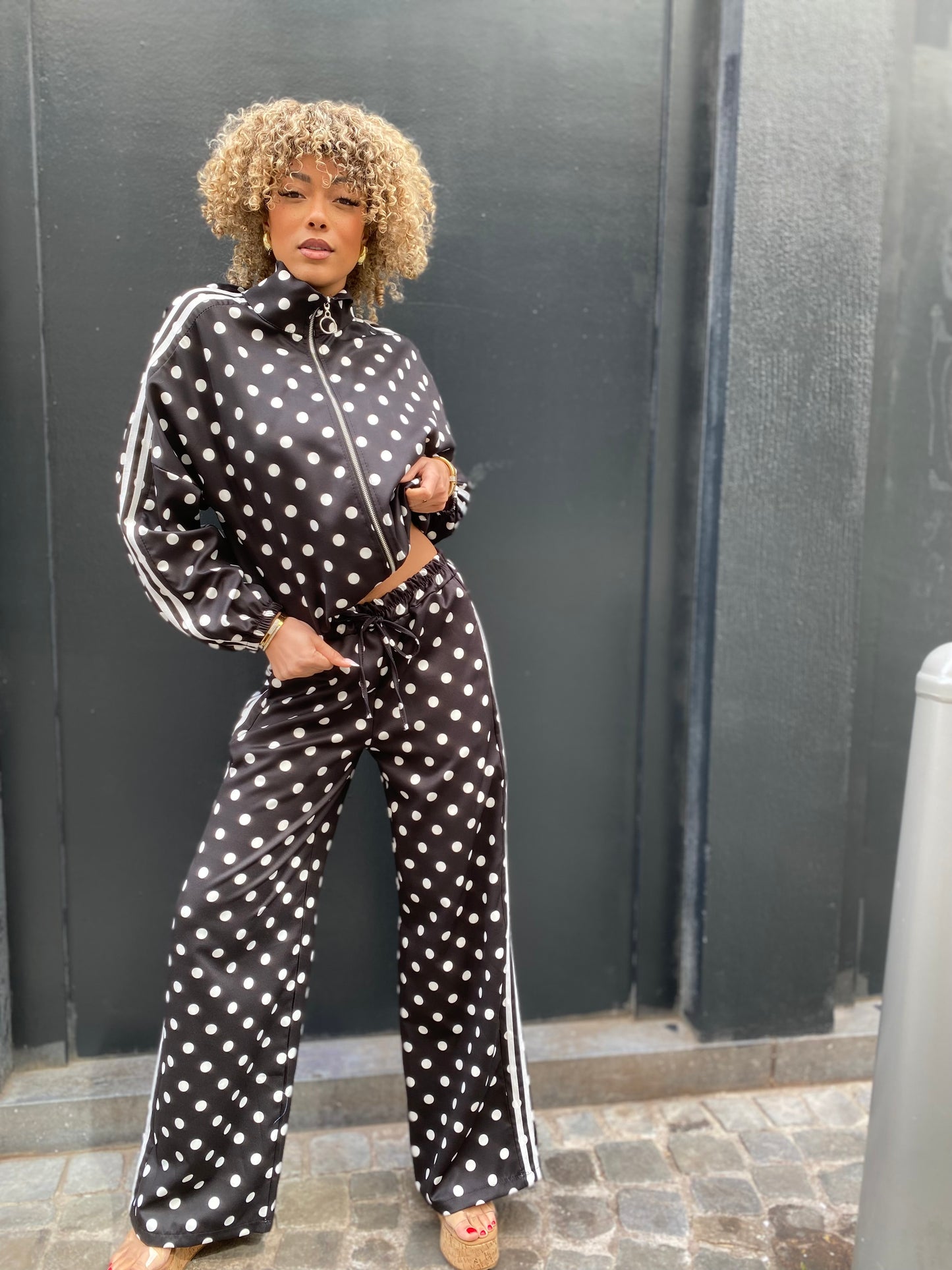 Ensemble jogging. Pois Noir.